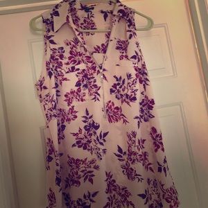 Blush flowered top perfect for spring! Size M